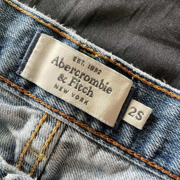 Girls/Woman’s Abercrombie & Fitch Distressed Jeans SZ 2/S - Picture 2 of 5